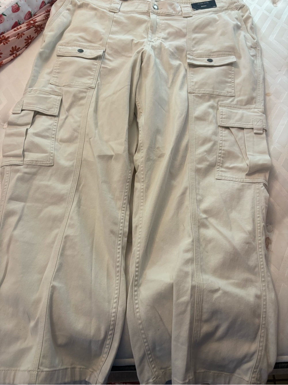 Bundle 2 for $30. NWT Hollister Women’s Wide Leg Cargo Pants in. Size 20.